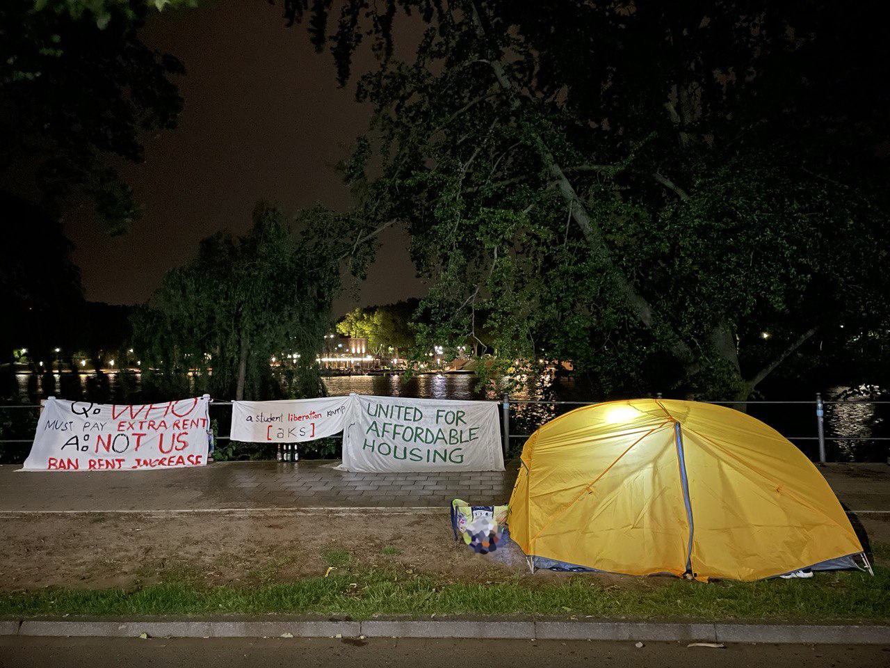 a symbolic action by living in tents in front of Studieredenwerk office on 31st May 2022..
