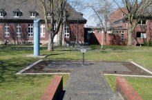 An der Stelle seiner Erschießung hinter der heutigen Hautklinik der Uni Münster erinnert seit dem 28.04.2002 eine Metall-Stele mit Inschriftentafel an Wilhelm Kusserow. Foto: Lothar Hill.