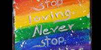 Regenbogen, auf dem steht: "Never stop loving - never stop fighting", "Niemals vergessen 'herz' Malte 'herz'"  