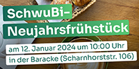 Der Schriftzug "SchwuBi- Neujahrsfrühstück am 12. Januar 2024 um 10:00 Uhr in der Baracke (Scharnhorststr. 106)". Im Hintergrund ein Tisch mit Kaffe und Brötchen und süßen Teilchen.
