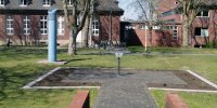 An der Stelle seiner Erschießung hinter der heutigen Hautklinik der Uni Münster erinnert seit dem 28.04.2002 eine Metall-Stele mit Inschriftentafel an Wilhelm Kusserow. Foto: Lothar Hill.